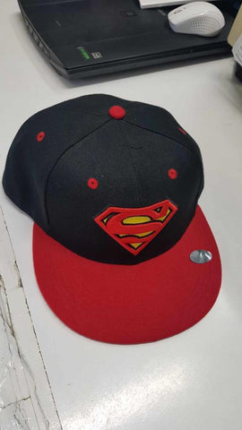 Gorra negra y roja: con el logo de Superman. Talla unica