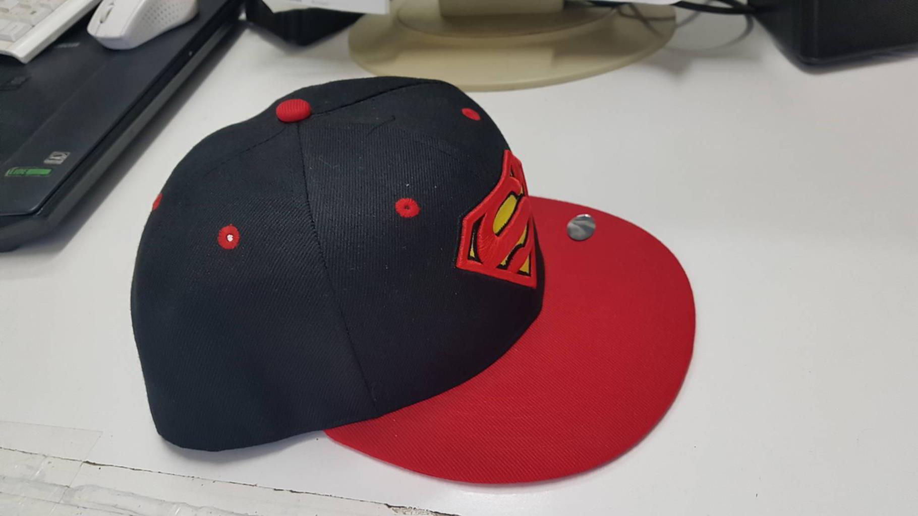 Gorra negra y roja: con el logo de Superman. Talla unica