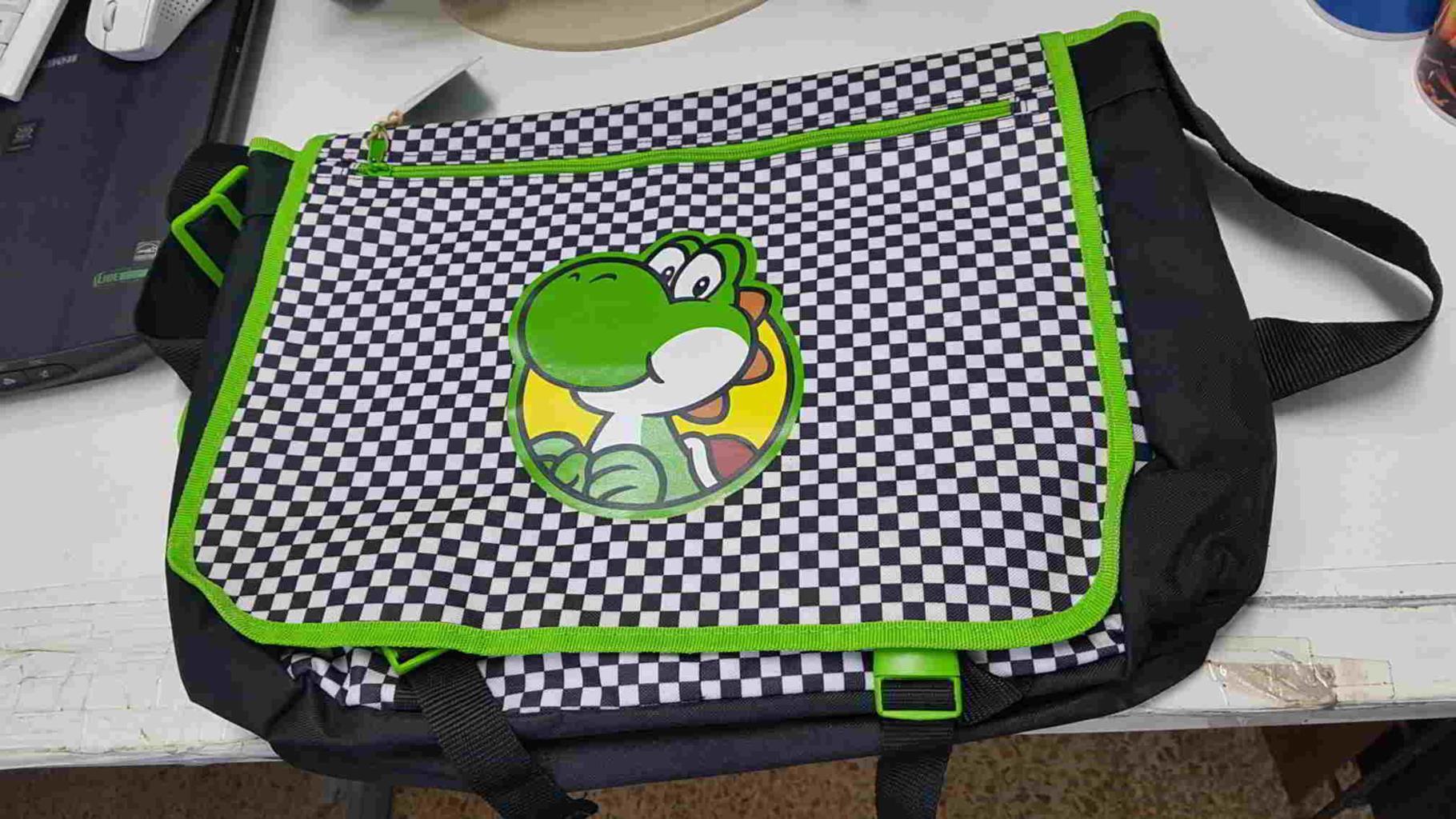 Mochila de Yoshi: de Super Mario. 2016 Nintendo. Under license to Bioworld Europe