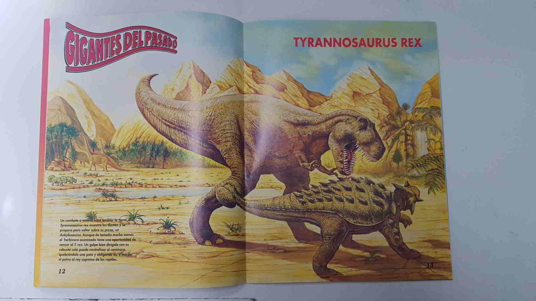 Dinosaurios fasciculo num 1 vol. 1 - Tyrannosaurus rex en portada. Paginas centrales-poster: Tyrannosaurus rex atacando a un Ankylosaurus