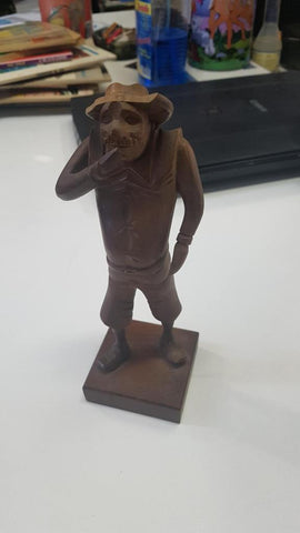 Figura de madera: Sancho Panza. Dimensiones: 19 cm de altura, base: 6x6 cm.