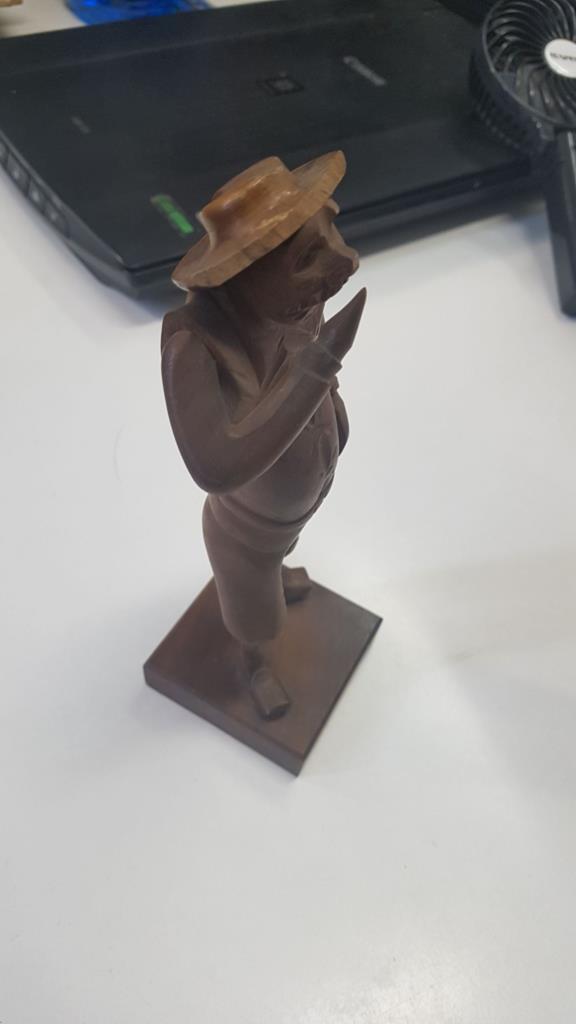 Figura de madera: Sancho Panza. Dimensiones: 19 cm de altura, base: 6x6 cm.