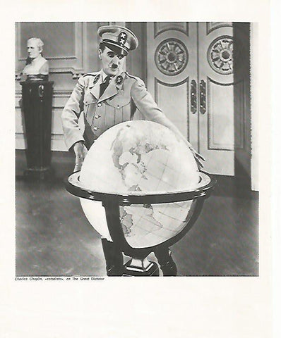 LAMINA 18467: Charles Chaplin en El Gran Dictador