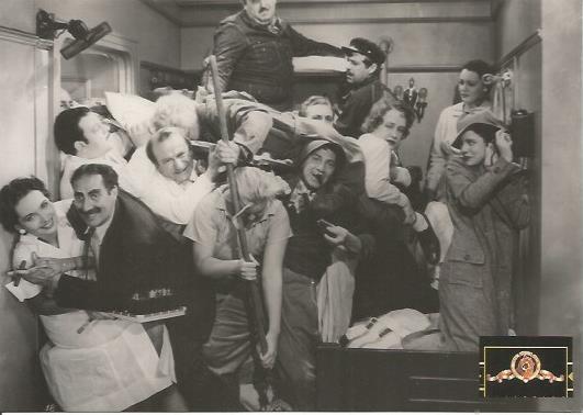 POSTAL A0716: Escena de El camarote de los Hermanos Marx