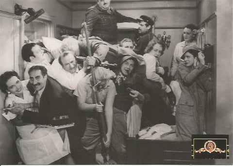 POSTAL A0716: Escena de El camarote de los Hermanos Marx