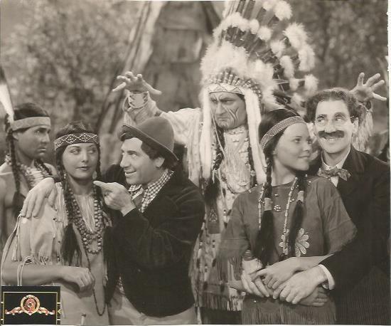 POSTAL A0672: Los Hermanos Marx en el Oeste. Escena