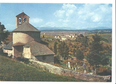Postal JC047: La tres curieuse eglise de Planes Au loin, la citadelle de Mont-Louis. La Cerdagne Française