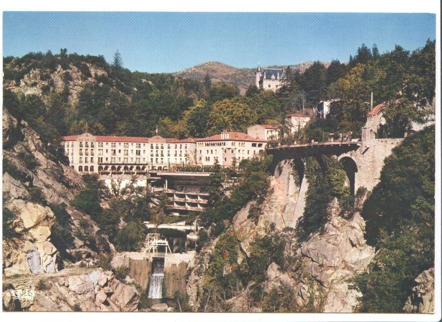 Postal JC052: Molitg-les-bains (^yrenees-Orientales). Le grand Hotel et l'Etablissement Thermal. Vue generale