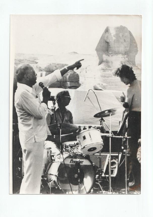 Foto Prensa numero 176: Frank Sinatra señalando la esfinge de gizeth