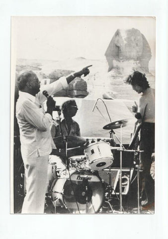 Foto Prensa numero 176: Frank Sinatra señalando la esfinge de gizeth
