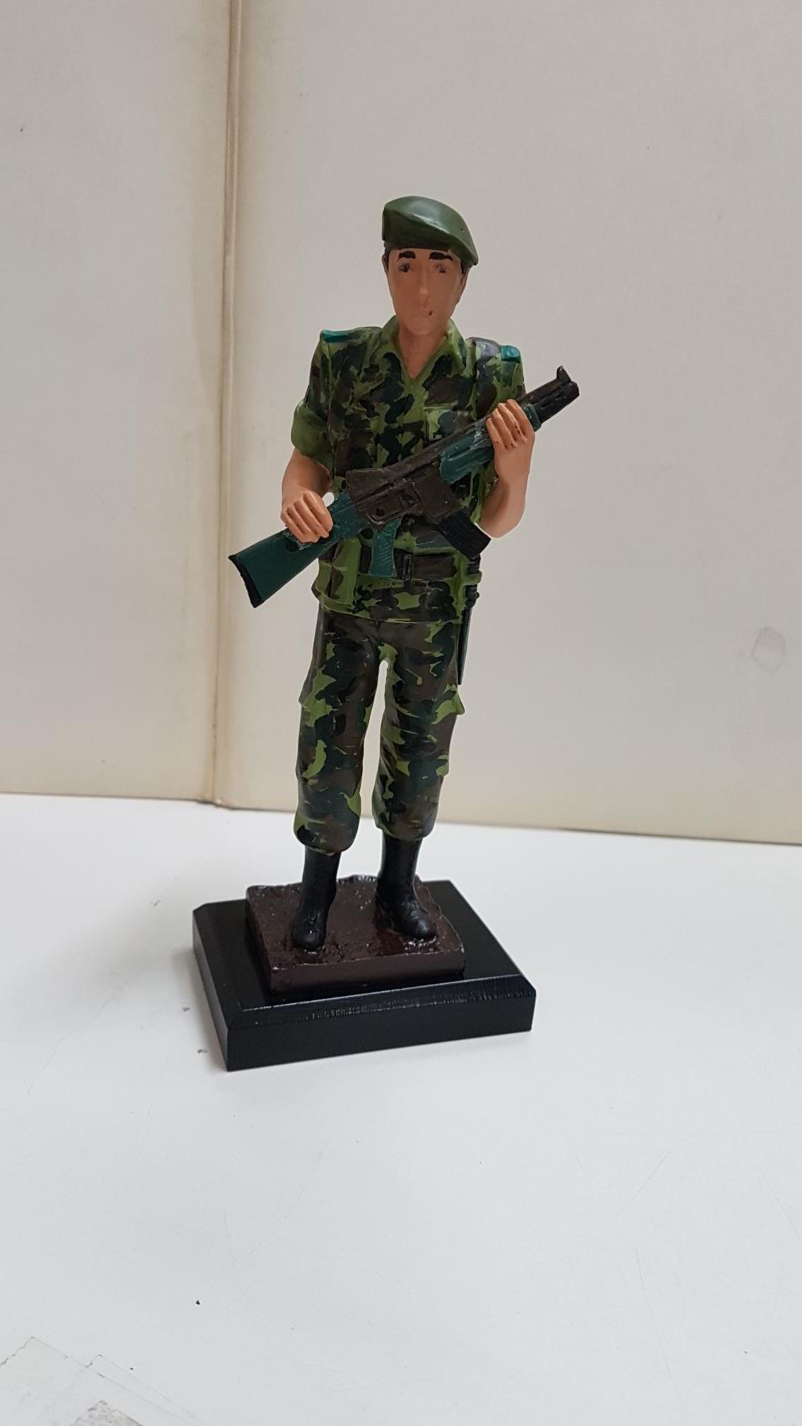 Figura de resina artesanal pintada: Soldado español (GEO) con fusil en lo alto