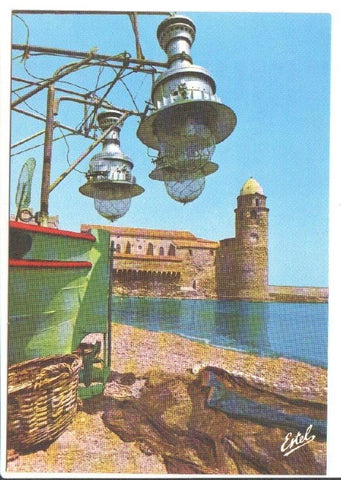 Postal JC0875: Le vieux port, l'eglise et son clocher, autrefois tour du phare. La Cote Vermeille. Collioure