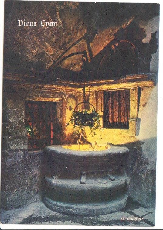 Postal JC0892: La Cigogne. Vieux Lyon. Le puits de la Maison des Bullioud
