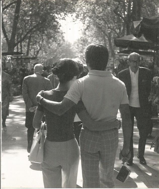 LAMINA 22066: Barcelona. Pareja en Las Ramblas