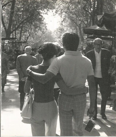LAMINA 22066: Barcelona. Pareja en Las Ramblas