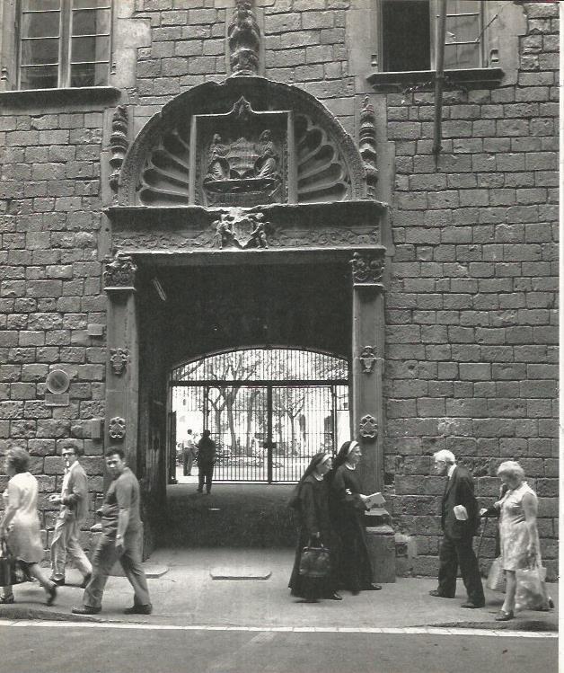 LAMINA 22082: Barcelona. Entrada Hospital de Santa Creu