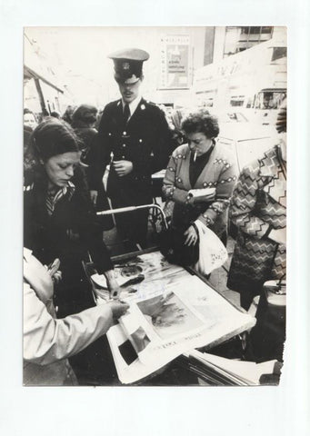 Foto Prensa numero 166: Vendedor ambulante ofreciendo Posters del Papa Juan Pablo II
