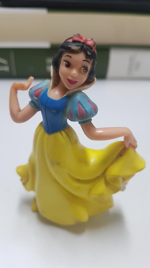 Figura de resina: Disney. Cenicienta. Pintura saltada en el cabello