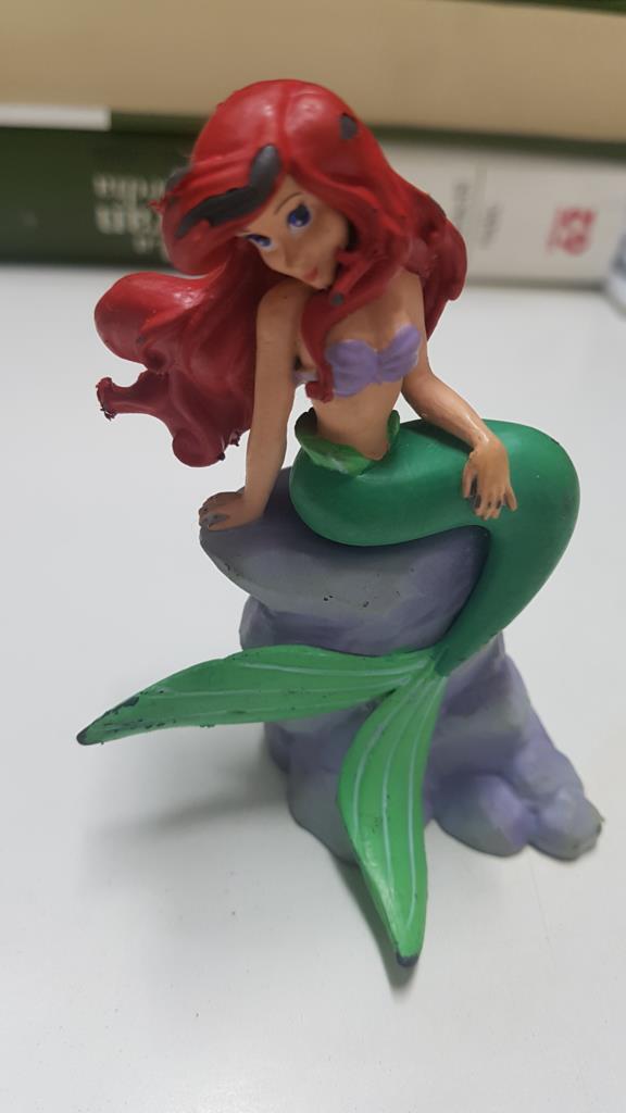 Figura de resina: Princesa Disney. Ariel de la Sirenita sentada sobre una roca. Pintura saltada en varias zonas