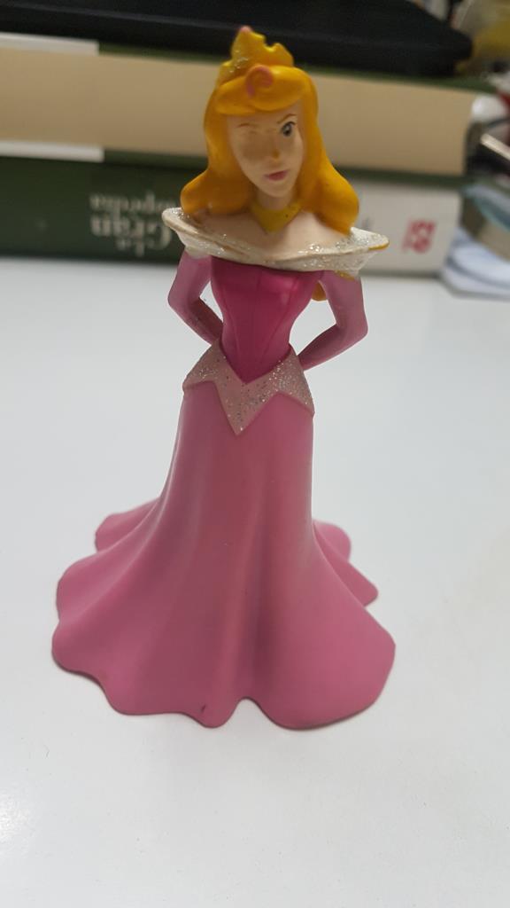 Figura de resina: Princesa Disney. (Tiene saltada la pintura de un ojos). Aurora de la Bella Durmiente