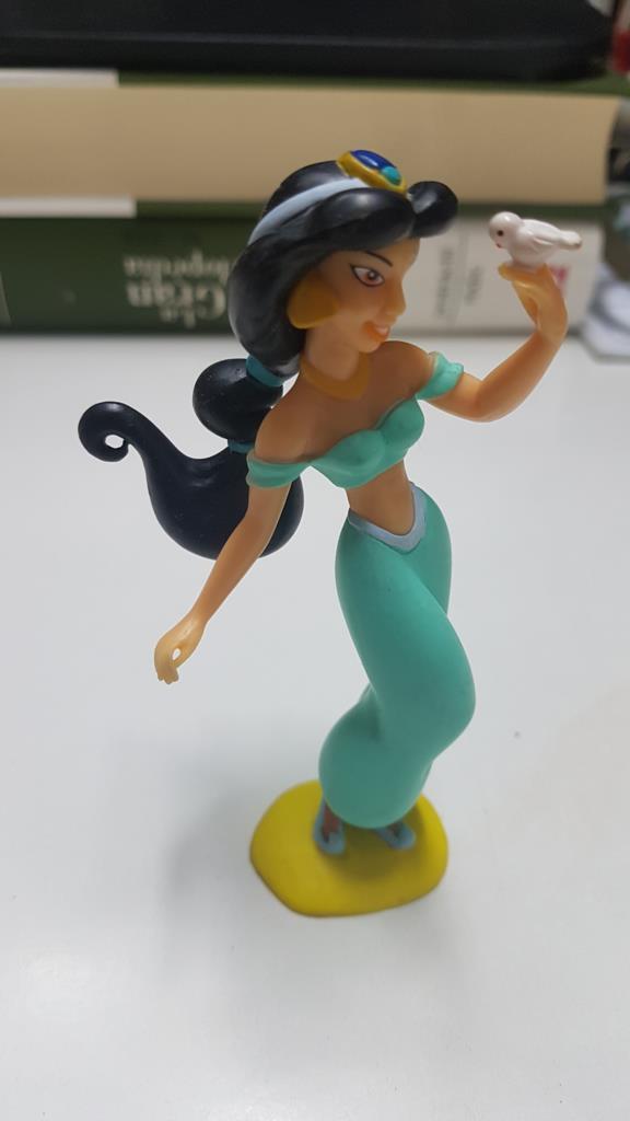 Figura de resina: Princesa Disney. Jasmine de Aladdin con un pajaro sobre el dorso de su mano