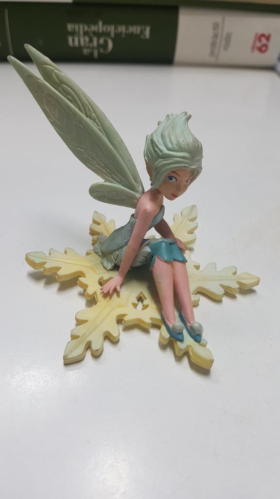 Figura de resina: Hada Periwinkle, hermana de Campanilla (Peter Pan). La base es un copo de nieve