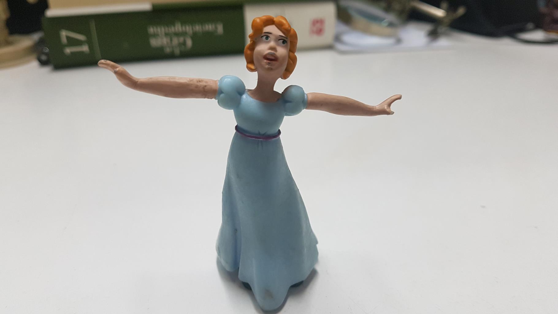 Figura de resina: Wendy de Peter Pan con los brazos en cruz