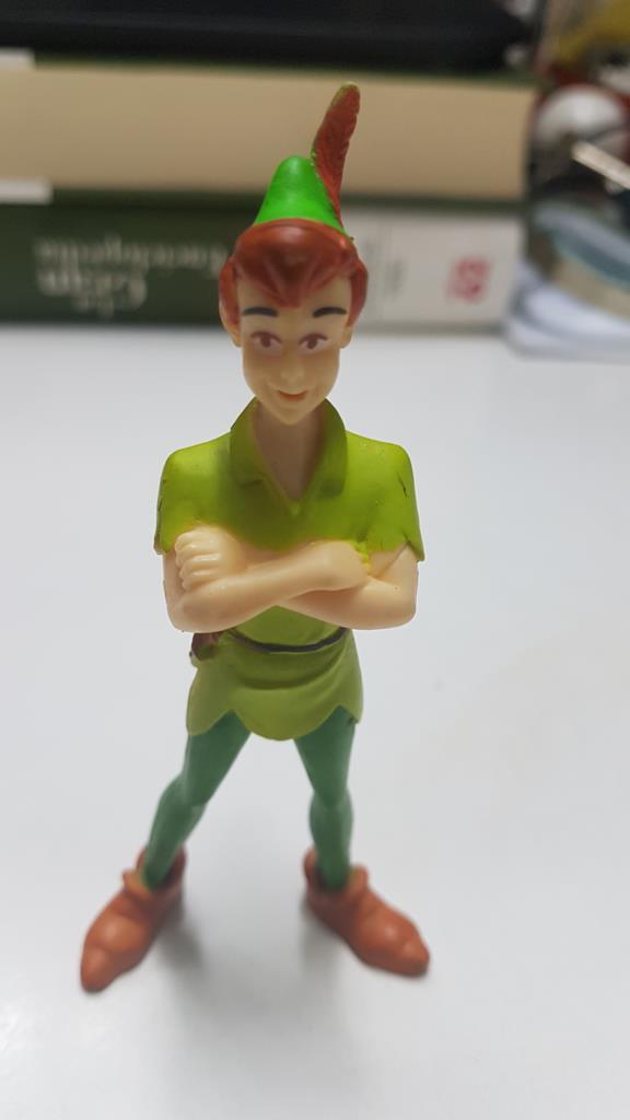 Figura de resina: Peter Pan con los brazos cruzados