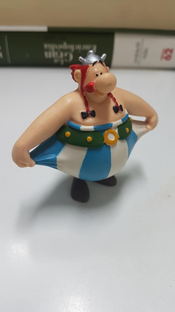 Figura de resina: Obelix estirandose de los pantalones