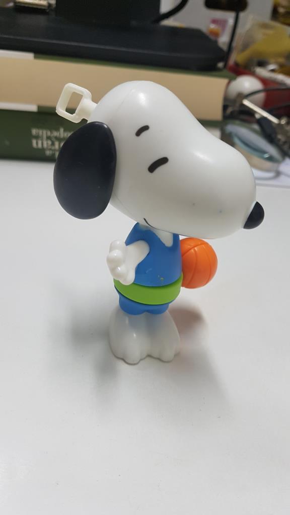 Muñeco de plastico: Snoopy en chandal y con balon de baloncesto