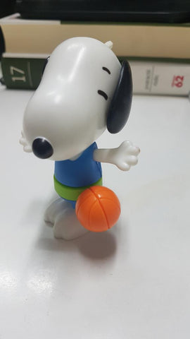 Muñeco de plastico: Snoopy en chandal y con balon de baloncesto