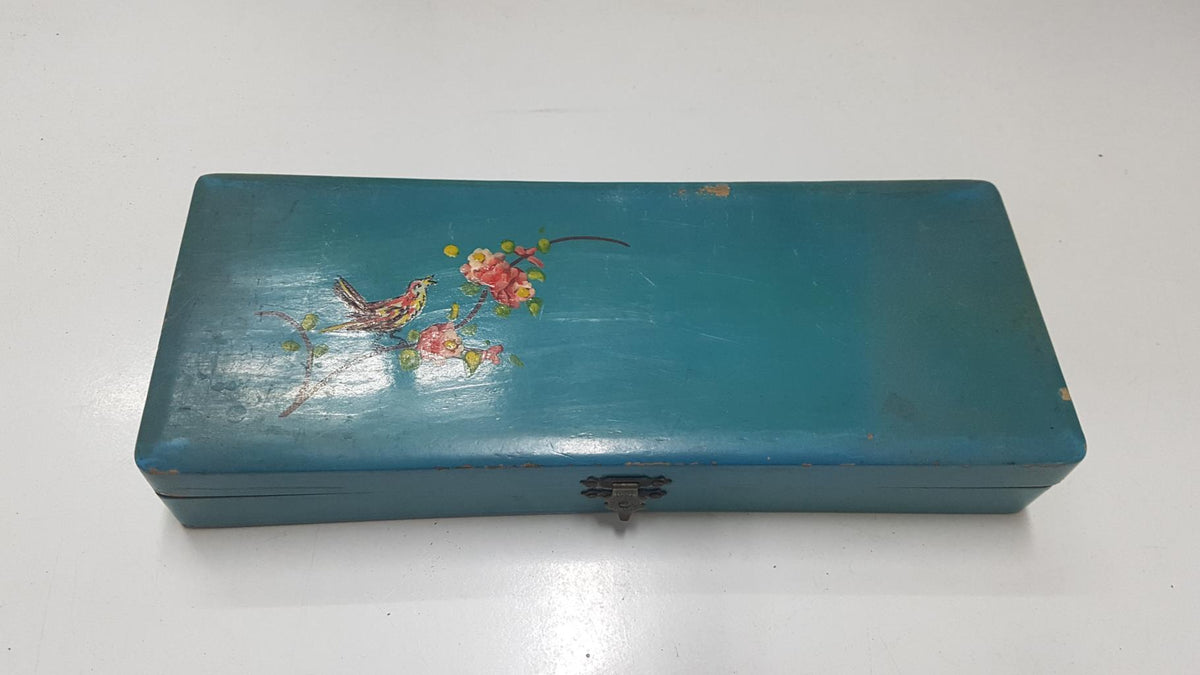 Estuche de madera. Lapicero de los años 60-70. Pintura saltada en algunas zonas