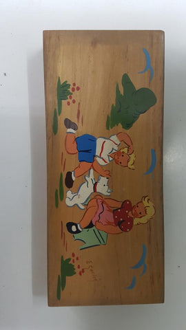 Estuche de madera: Lapicero con dibujo de pareja de crios con un perro . De los años 60-70