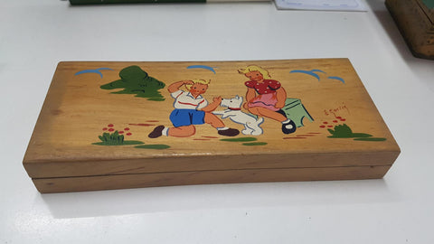 Estuche de madera: Lapicero con dibujo de pareja de crios con un perro . De los años 60-70