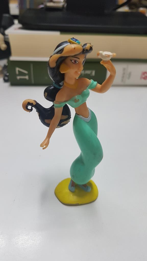 Figura de resina: Disney. Princesa Jasmine de Aladdin con un pajaro sobre el dorso de su mano (pintura saltada)