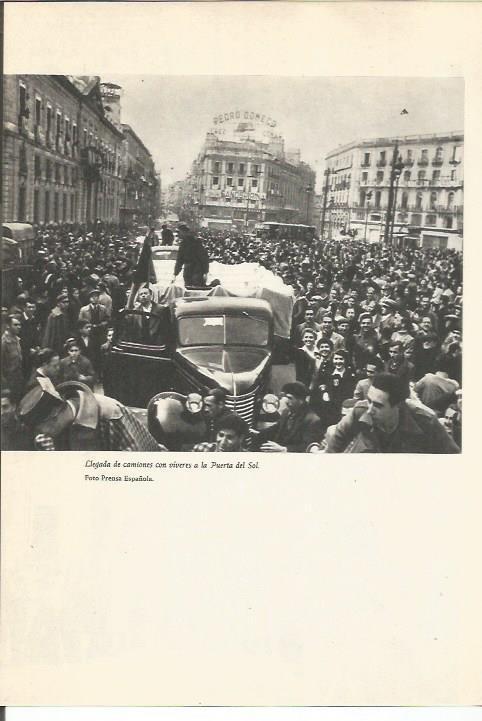LAMINA 24657: Llegada de camiones a la Puerta del Sol en la Guerra Civil