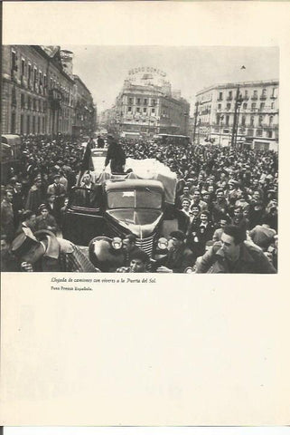 LAMINA 24657: Llegada de camiones a la Puerta del Sol en la Guerra Civil