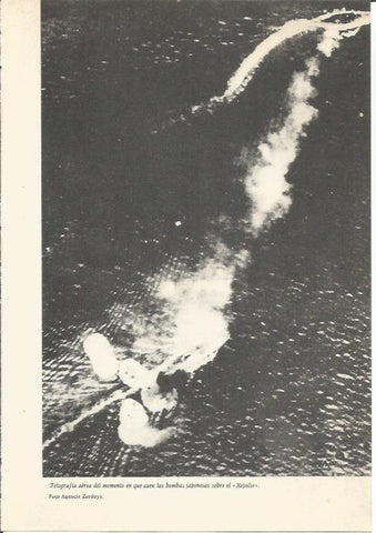 LAMINA 24670: Fotografia aerea del bombardeo japones sobre el Repulse