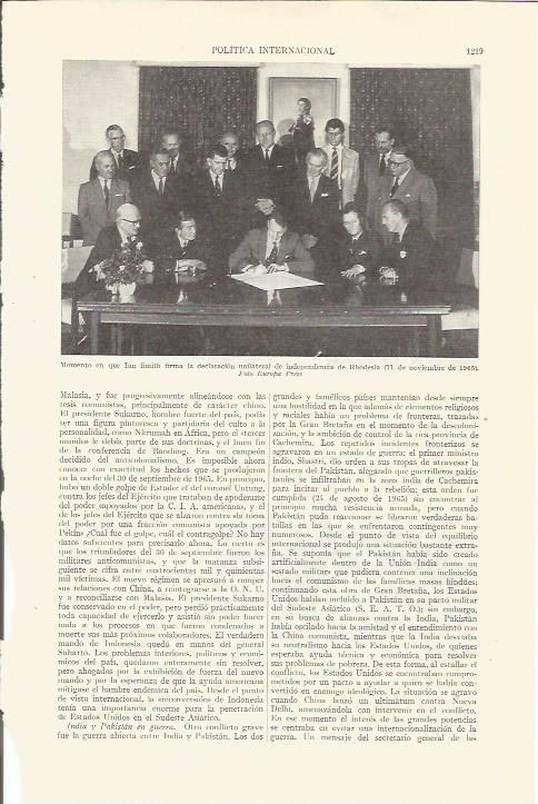 LAMINA ESPASA 35846: Ian Smith en la firma de la independencia de Rhodesia en 1965