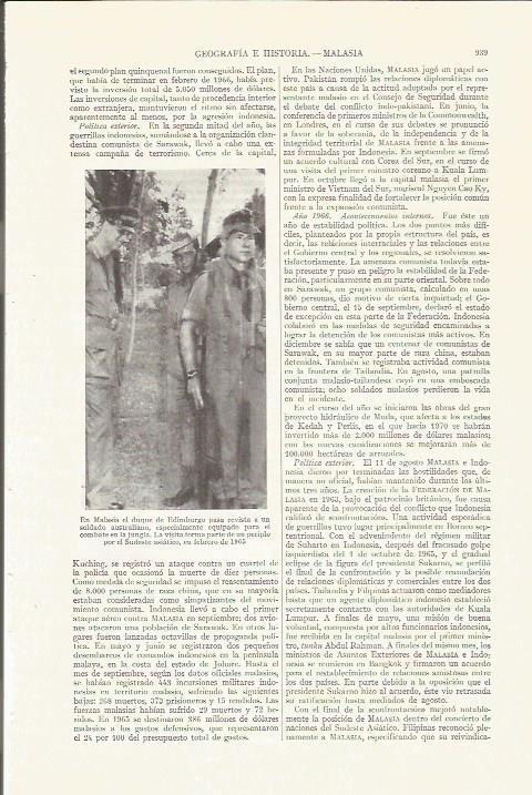 LAMINA ESPASA 35880: El Duque de Edinburgo pasa revista en Malasia