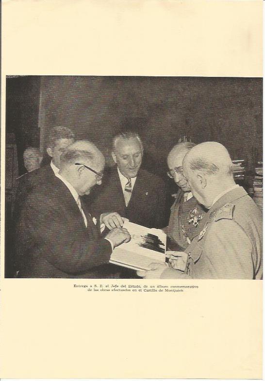 LAMINA 25642: Entrega a Franco de un album de las obras del Castillo de Montjuic