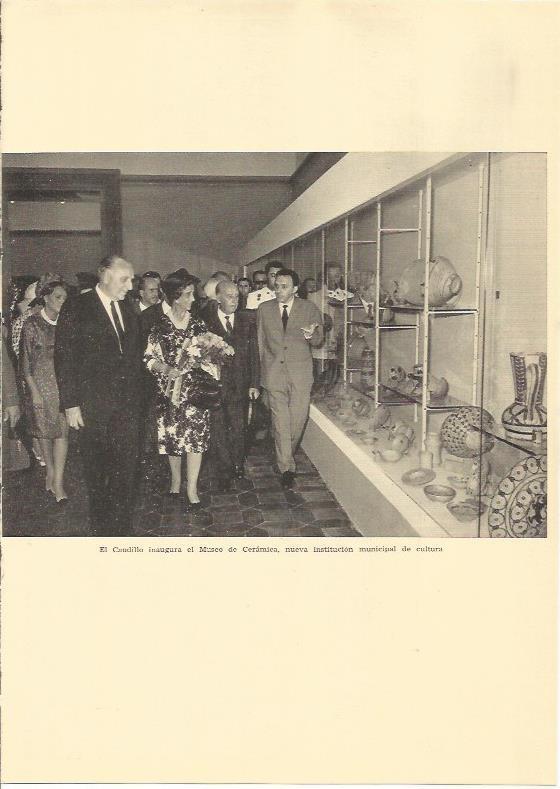 LAMINA 25584: Franco en la inauguracion del Museo de Ceramica de Barcelona
