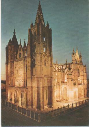 Postal E00940: Vista nocturna Catedral de León