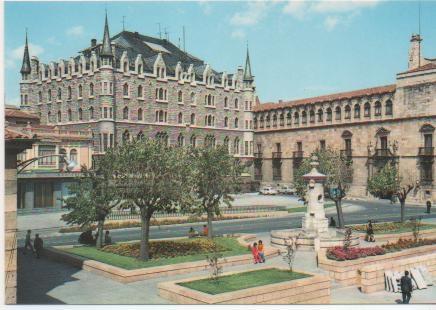 Postal E00892: Plaza de San Marcelo, León