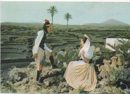 Postal E00801: La Geria,trajes tipicos, Lanzarote