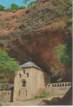 Postal E02484: Monasterio bajo la Roca, S.Juan de la Peña, Huesca