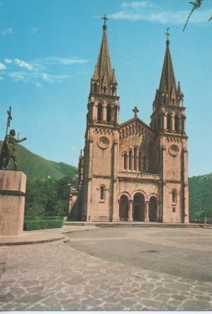 Postal E02439: Basílica y Estatua Rey Don Pelayo,Covadonga, Asturias