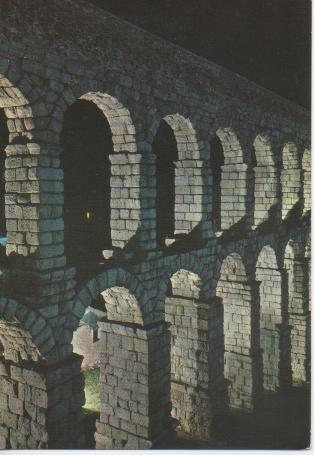 Postal E02437: Imagen nocturna del Acueducto de Segovia