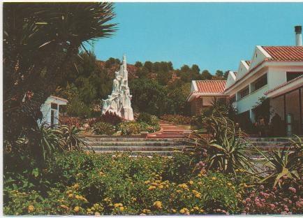Postal E01921: Jardines ext Cueva de Nerja, Málaga