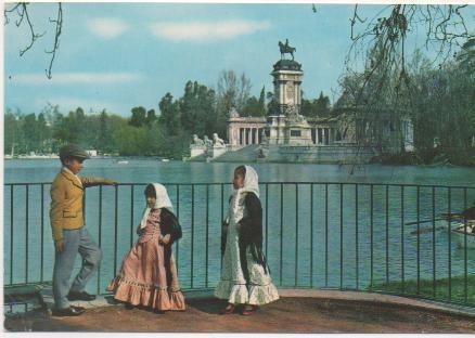 Postal E01928: Niños con traje tipico, en El Retiro, Madrid